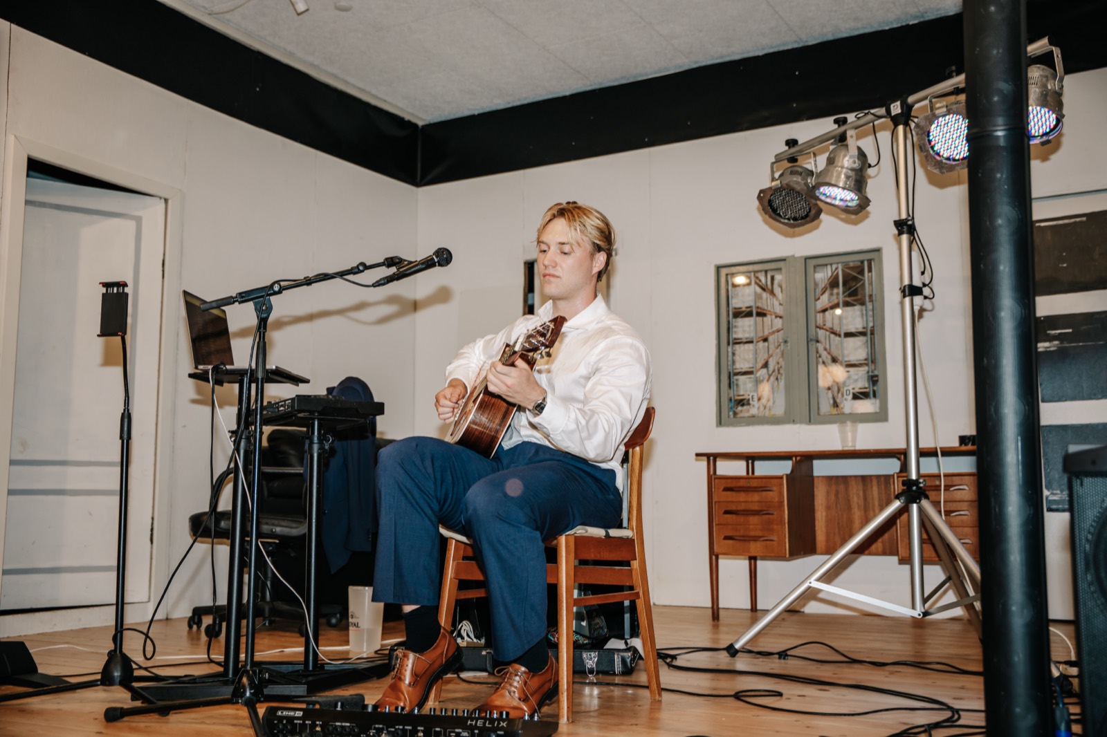 Oscar spiller akustisk guitar til en fest