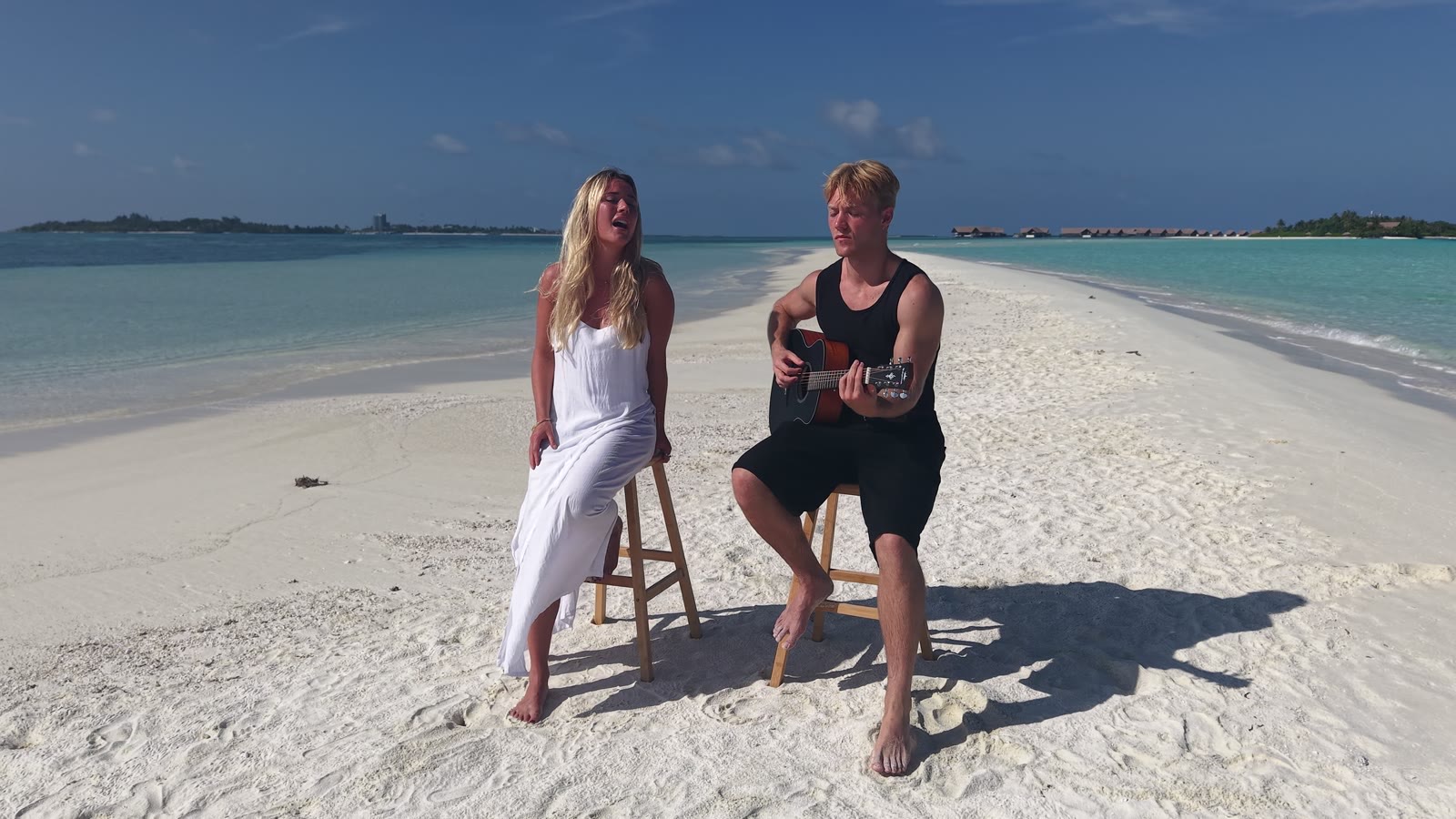 Oscar Jønsson og sangerinde optræder på stranden