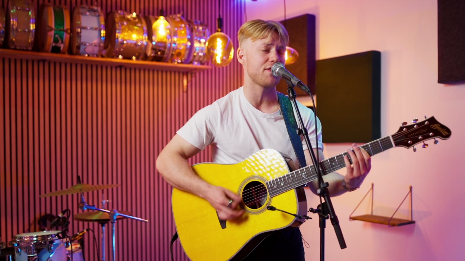 Oscar Jønsson spiller og synger i studiet
